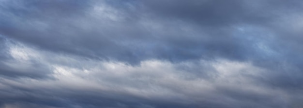 Des nuages sombres et épais couvrent le ciel Le ciel par temps de pluie