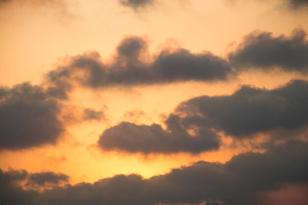 Nuages sombres et gris trouvés dans le ciel