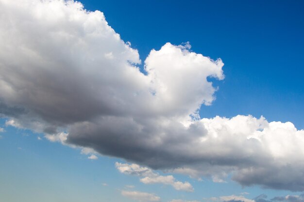 Nuages sombres et gris trouvés dans le ciel