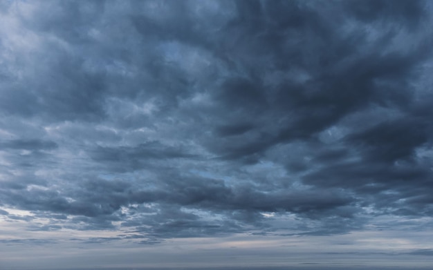 Nuages sombres quittant l'horizon.