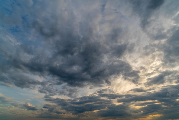 Nuages sombres sombres sur un ciel orageux Fond atmosphérique naturel