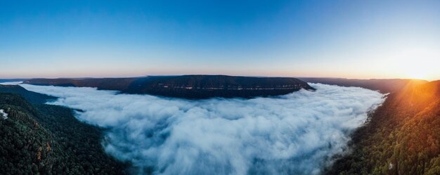 Photo des nuages sous la montagne