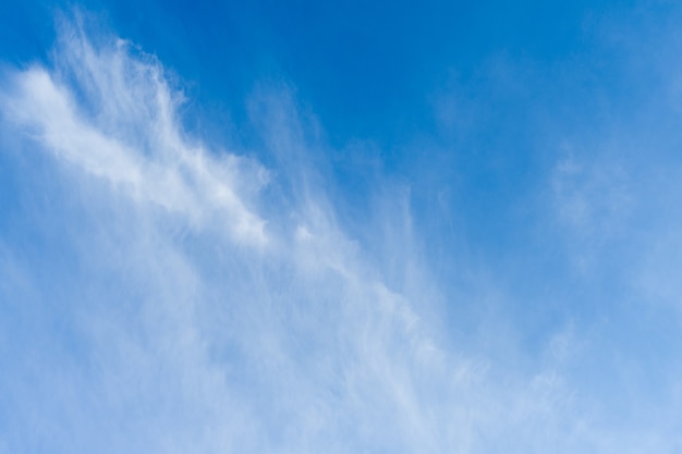 Nuages Spindrift blanc sur l'image du ciel bleu beauté