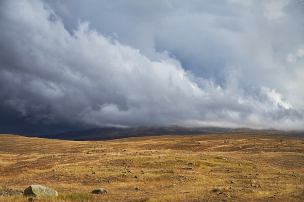 Nuages sur la steppe