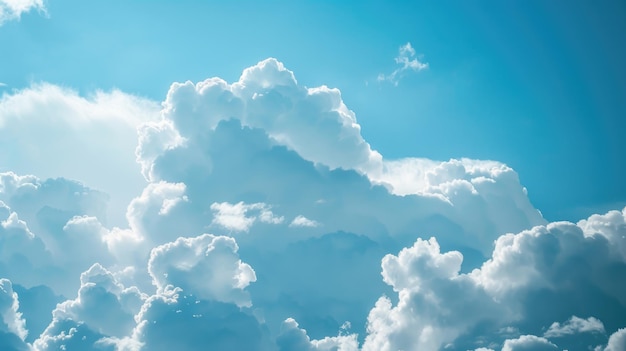 Photo des nuages de stratus pittoresques dans un ciel de printemps bleu vif, un paysage et une atmosphère nuageux et aérés