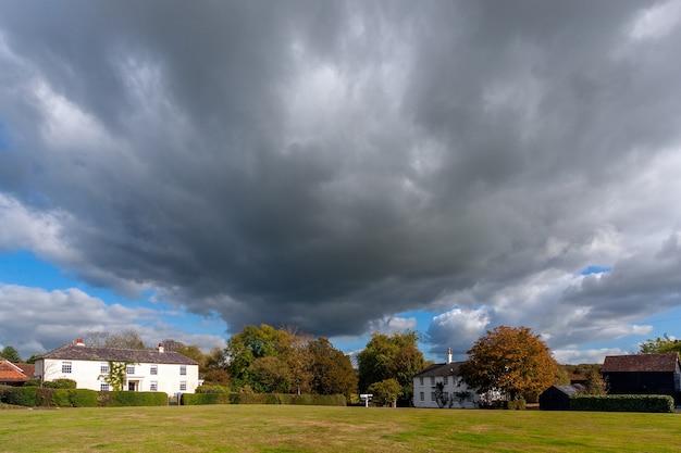 Les nuages de tempête en mouvement rapide sur Rushlake Green dans l'East Sussex