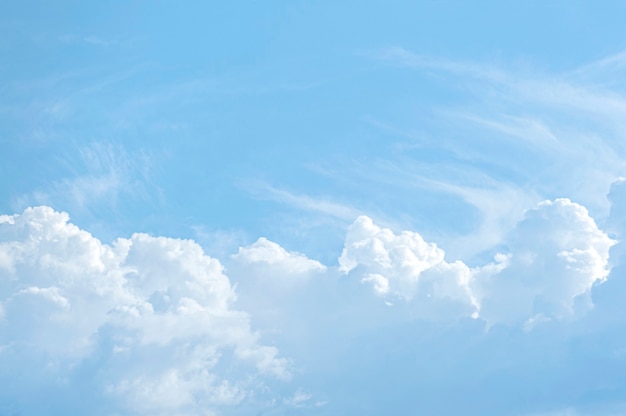 Nuages texturés sur l'espace de copie de ciel bleu