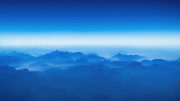 Les nuages volent dans un ciel bleu profond avec des montagnes en arrière-plan