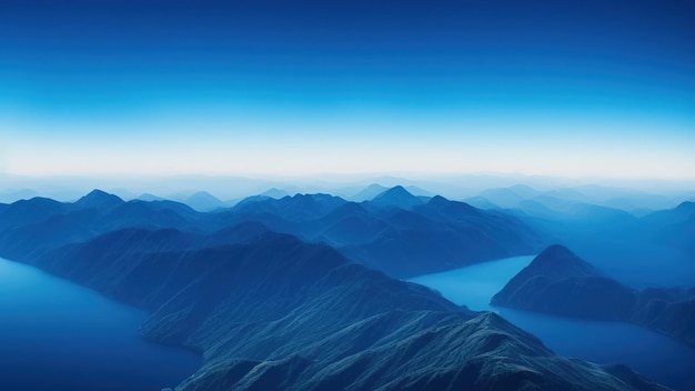 Les nuages volent dans un ciel bleu profond avec des montagnes en arrière-plan