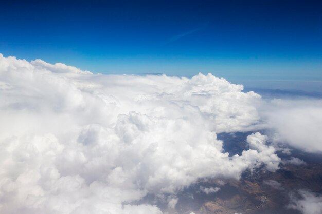 Nuages de vue aérienne au-dessus des montagnes des Andes à Cusco Pérou