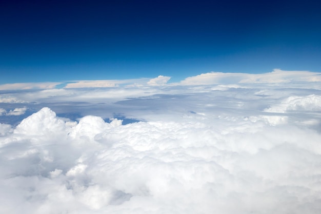 Nuages une vue depuis la fenêtre de l'avion