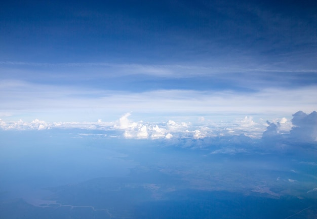 Nuages une vue depuis la fenêtre de l'avion