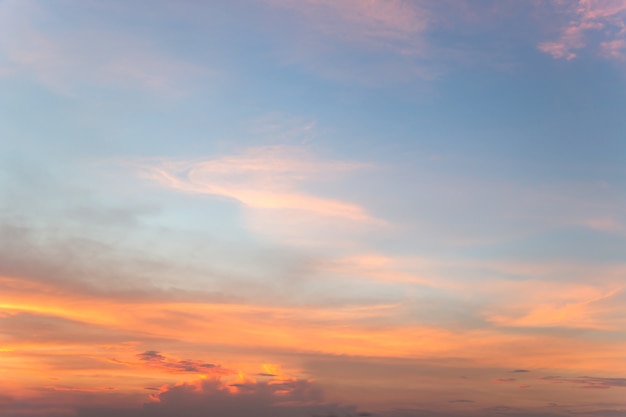 Nuageux est un dégradé de pastel, fond de ciel abstrait de couleur douce.