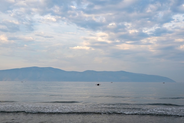 Nuageux, une petite journée brumeuse à la mer Adriatique.