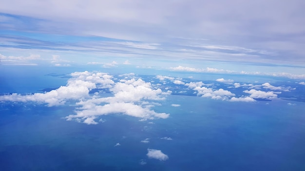 Nuageux. Vue depuis l'avion sur la mer de la ville et le paysage de montagne. Mise au point sélective.