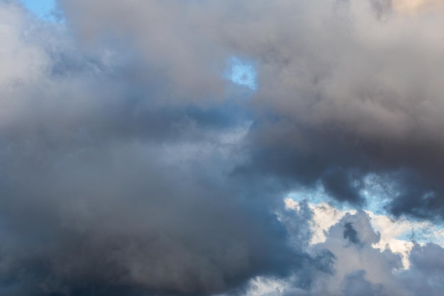 Nuances de gris nuages d'orage au fond du soir