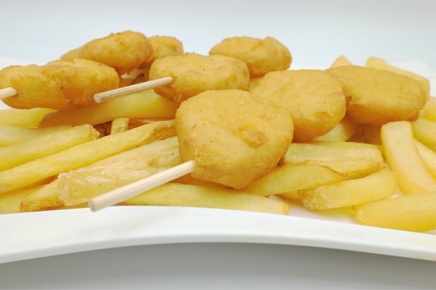 Nuggets de pollo con patatas