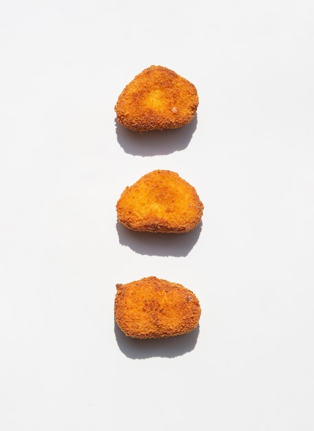 Photo nuggets de poulet alignés sur fond gris
