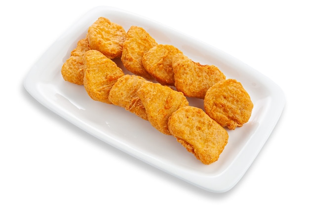 Nuggets de poulet sur une assiette rectangulaire en céramique blanche. Fond blanc. Isolé.