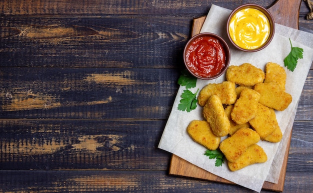 Nuggets de poulet aux deux sauces. Fast food. Nourriture américaine.