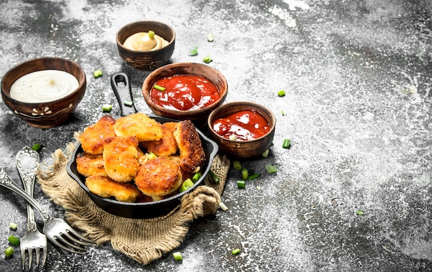 Nuggets de poulet avec diverses sauces