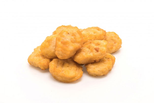 Nuggets de poulet sur fond blanc