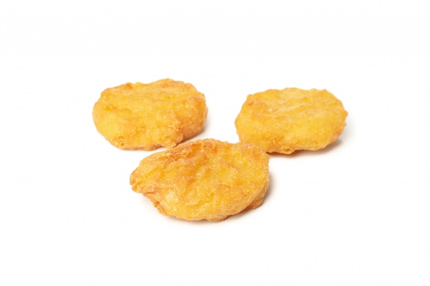 Nuggets de poulet frit croustillant isolé sur fond blanc