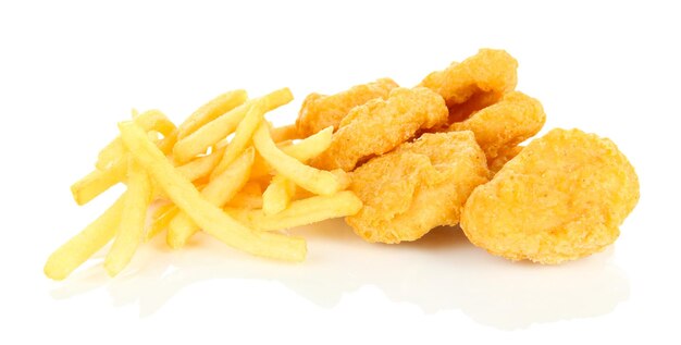 Nuggets de poulet frit avec frites isolés sur blanc