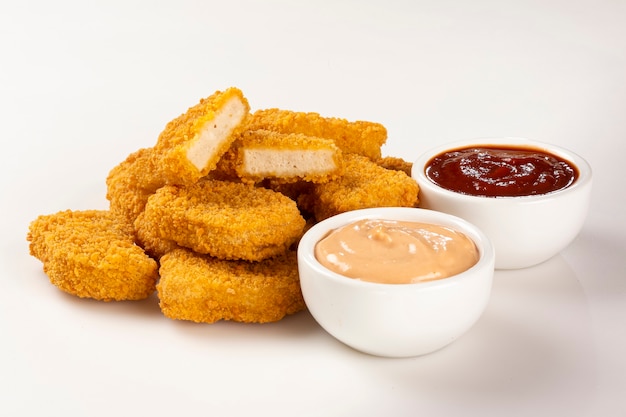 Nuggets de poulet frit isolés sur fond blanc