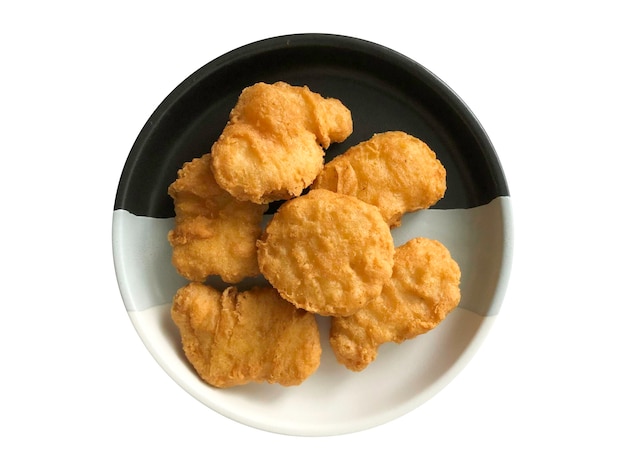 Nuggets de poulet sur une plaque isolé sur fond blanc