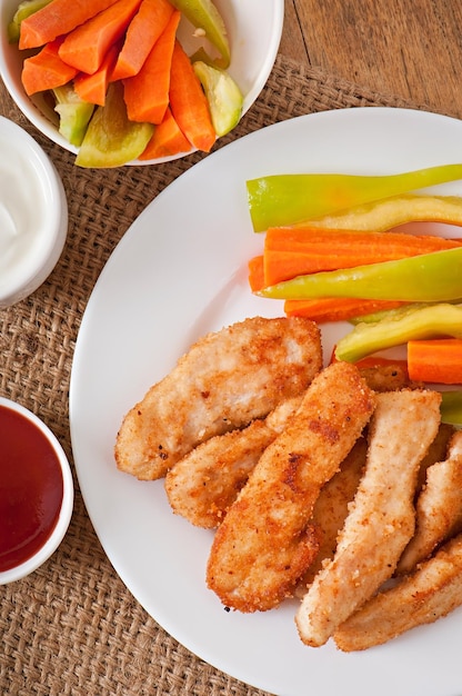 Nuggets de poulet avec sauce et légumes