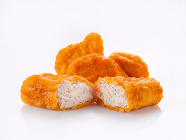 Nuggets de poulet savoureux frits isolés