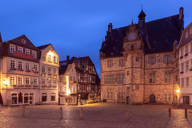 Nuit ancienne place médiévale de l'hôtel de ville avec des maisons à colombages Marburg an der Lahn Hesse Allemagne