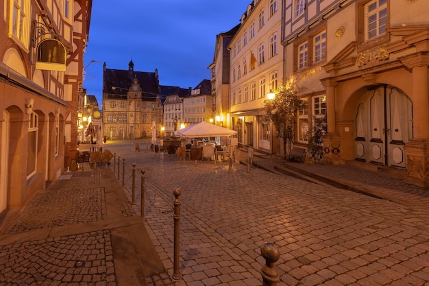 Nuit ancienne place médiévale de l'hôtel de ville avec des maisons à colombages Marburg an der Lahn Hesse Allemagne