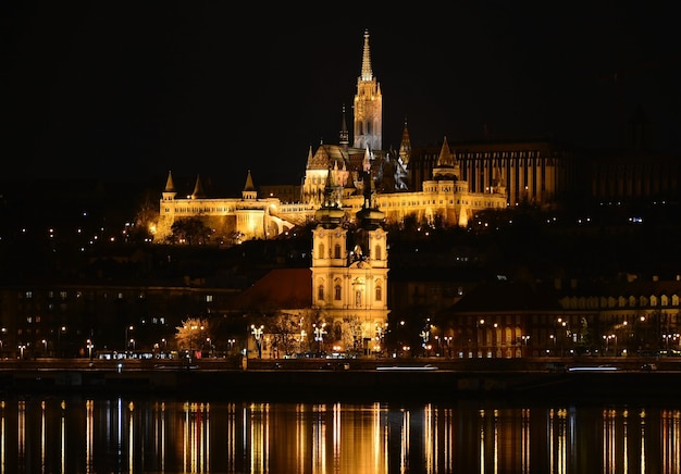 Photo nuit budapest, bastion des pêcheurs, le reflet des veilleuses sur l'eau