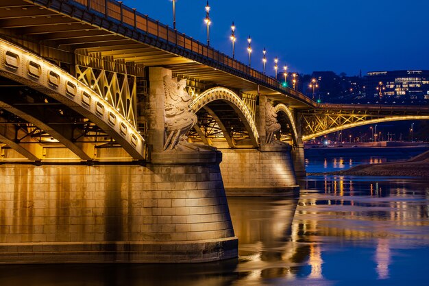 Nuit Budapest, Margit Bridge sur le Danube, reflet des veilleuses sur l'eau