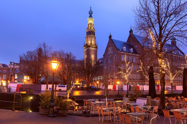 Photo la nuit canal leiden oude rijn dans l'illumination de noël dans le sud de la hollande aux pays-bas