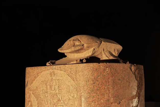 La nuit dans les anciens temples de Louxor, en Égypte