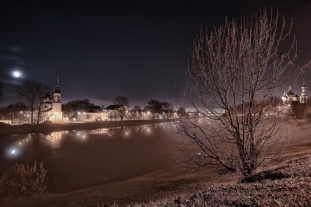 nuit dans le paysage du parc, vue abstraite de l'allée, arbres et lumières à l'arrière-plan flou d'automne