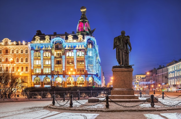 Nuit d'hiver bleue à ZingerÃƒÂƒÃ‚Â ¢ ÃƒÂ‚Ã‚Â € ÃƒÂ‚Ã‚Â ™ s House in New Year décorations et monument à Kutuzov à Saint-Pétersbourg