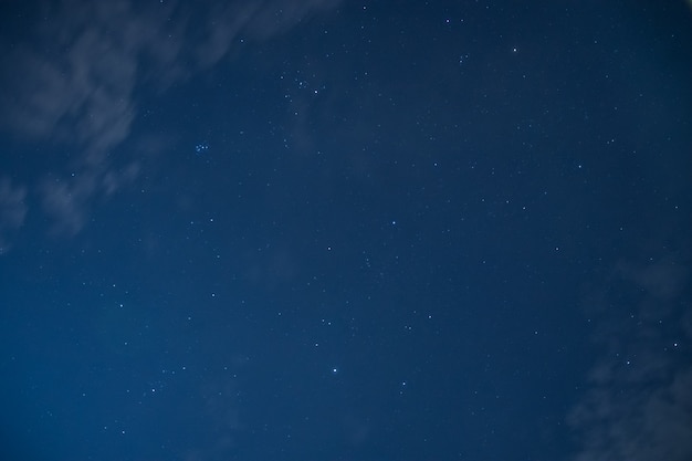 Photo la nuit, avec la lumière de la lune