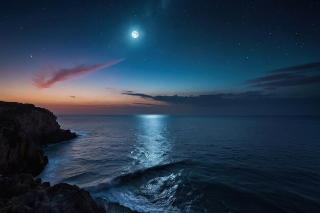 Une nuit de lune sur la mer avec un ciel coloré et un paysage naturel serein