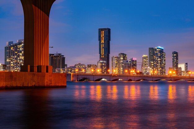 Nuit de Miami Vue sur la rue de la plage sud de Miami avec des reflets de l'eau la nuit