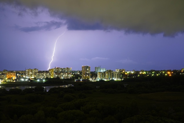 Nuit orageuse avec des éclairs et des tonnerres Une nuit pluvieuse et orageuse sur une ville d'Oulianovsk en Russie