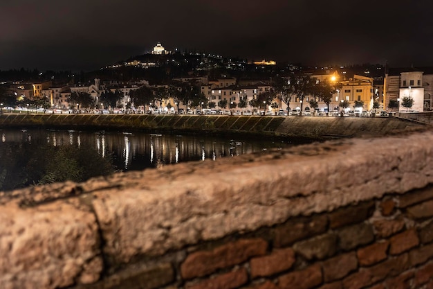 Nuit de panorama de Vérone Adige