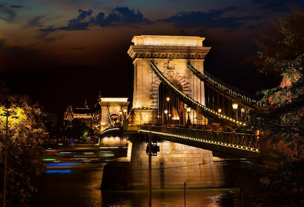 Nuit sur le pont des chaînes sur le Danube à Budapest