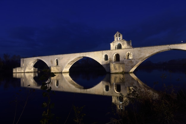 Nuit sur le pont de Saint-Bénezet, Avignon, France