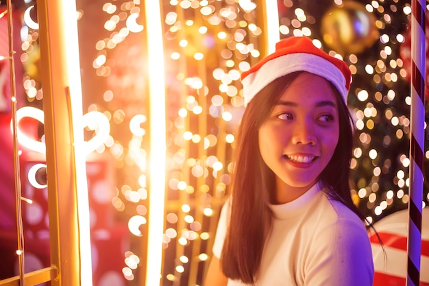 Nuit romantique et heureuse femme asiatique en fête de Noël