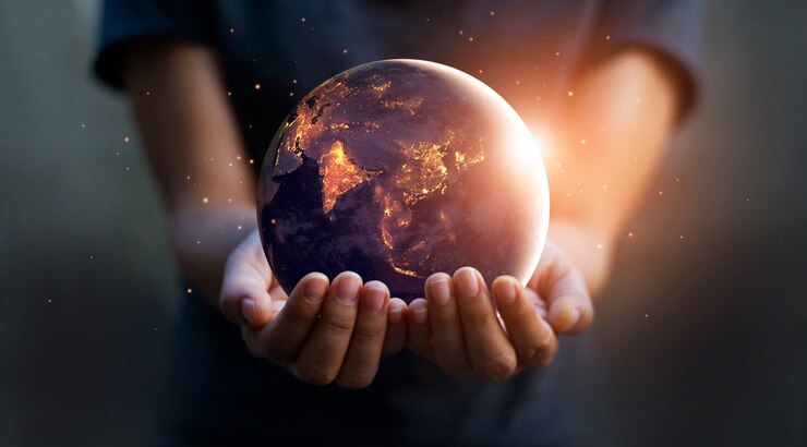 La nuit, la Terre se tenait dans des mains humaines. Jour de la Terre. Concept d&#39;économie d&#39;énergie.