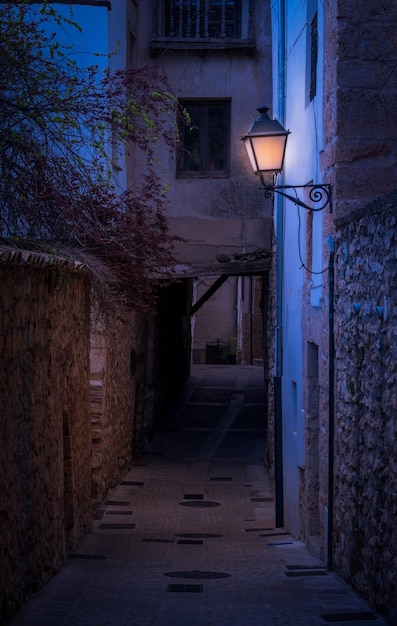 La nuit tombe sur les rues de la ville de Cuenca Espagne